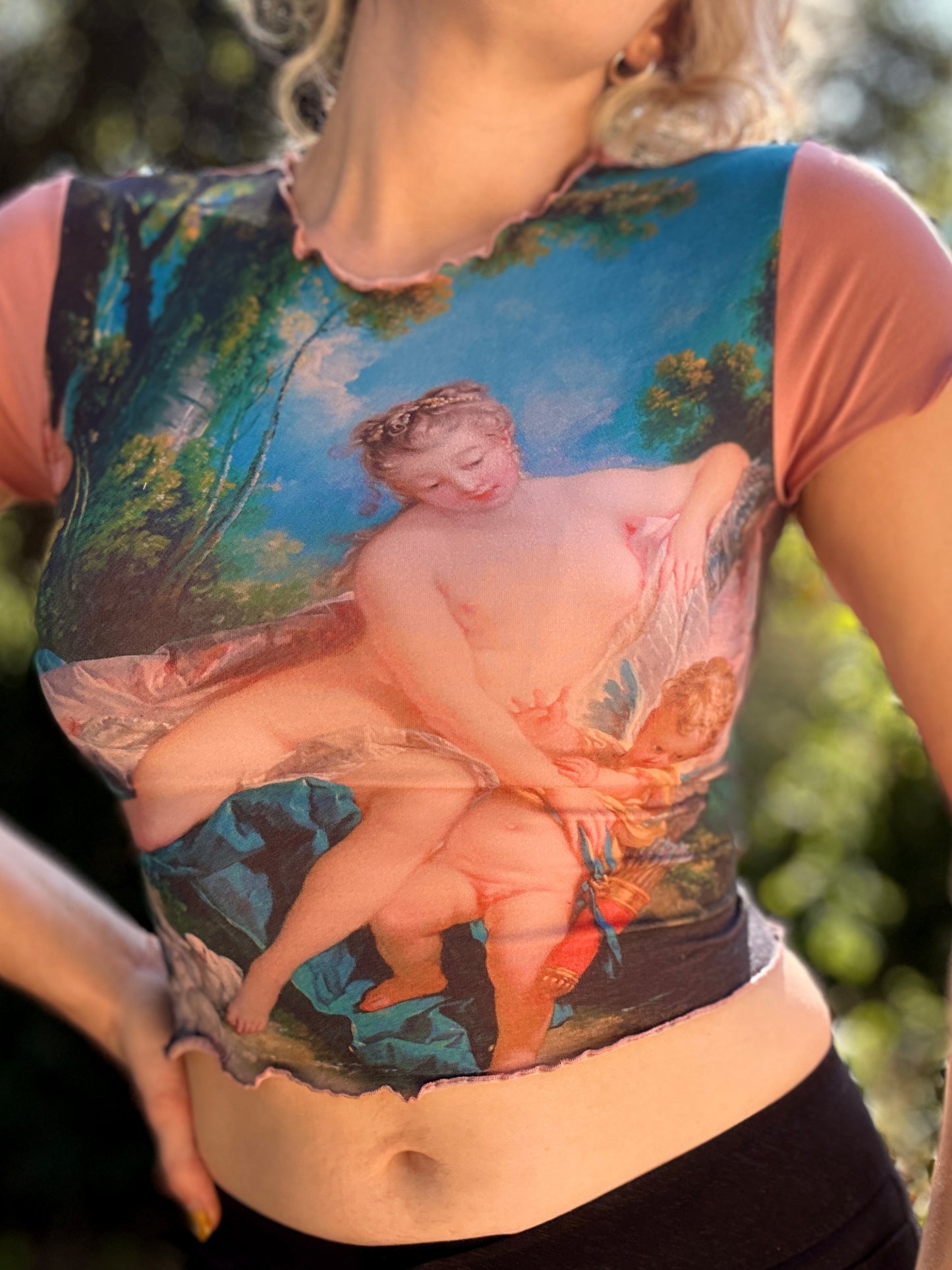 T shirt with rococo image and pink short sleeves
