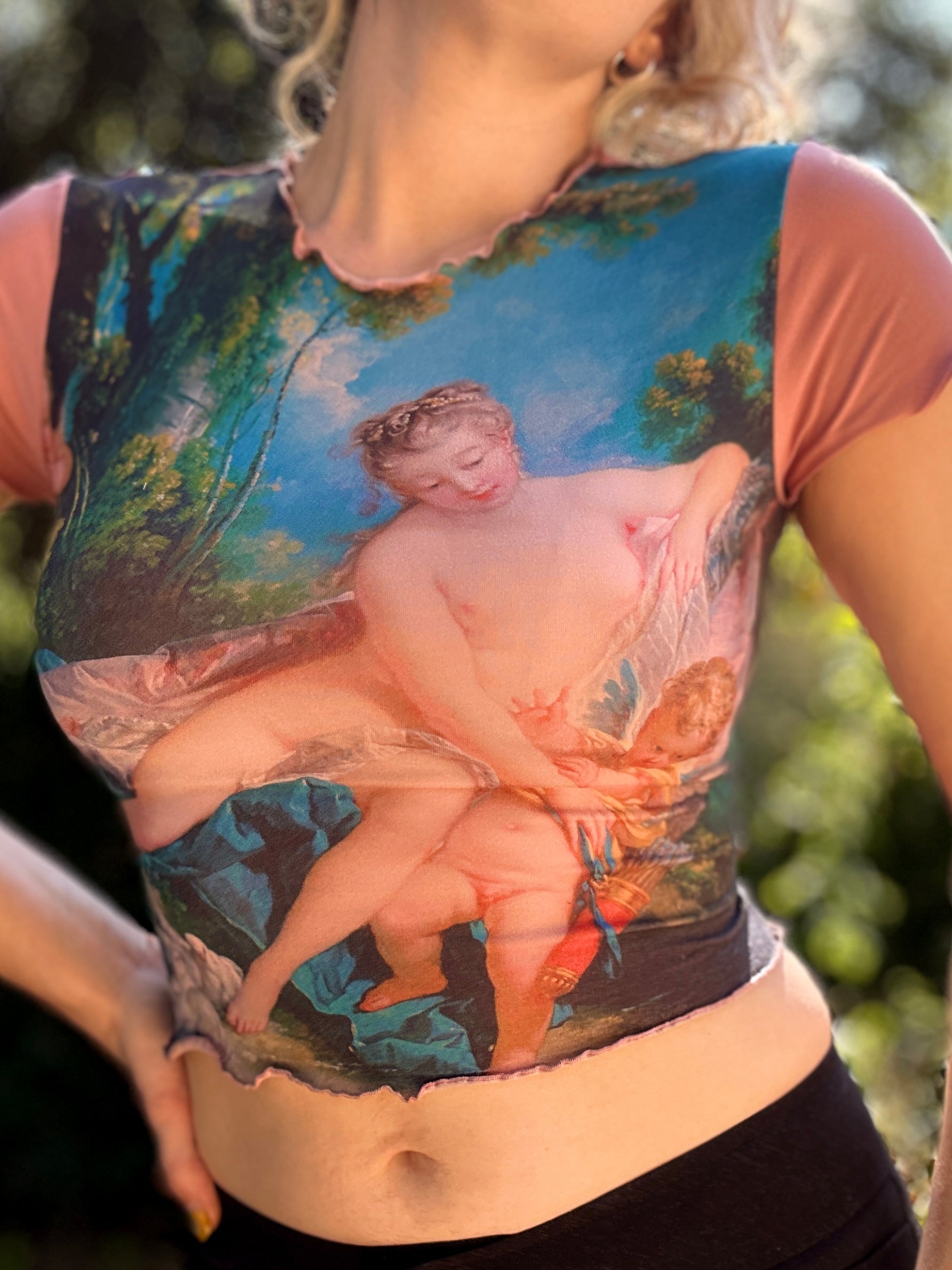 T shirt with rococo image and pink short sleeves